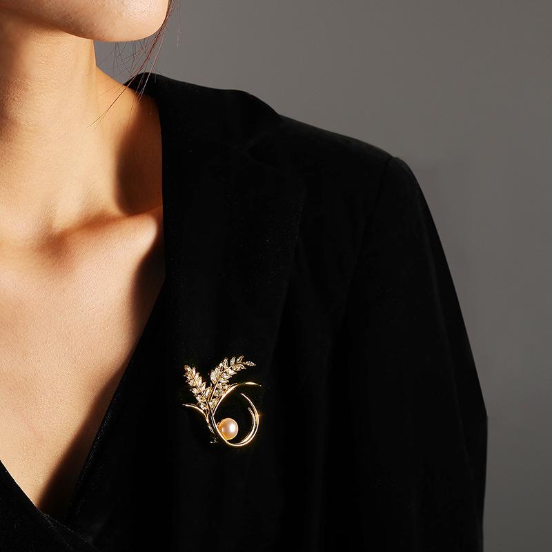 Elegant Copper Inlaid Zirconia Leaf Brooch with Freshwater Pearl