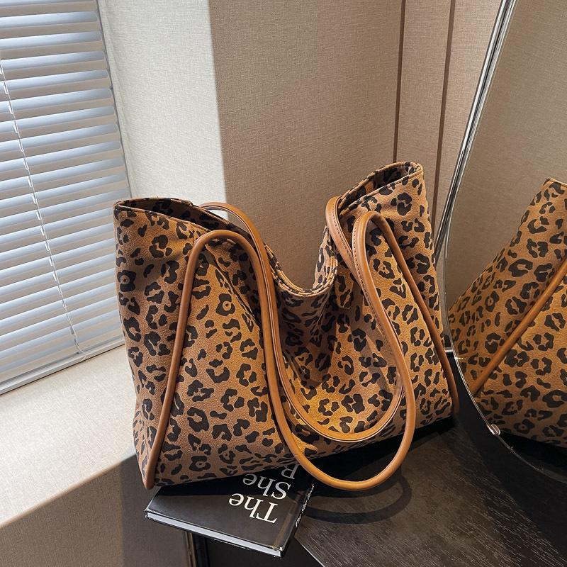 

Осень новая большая вместимость повседневная мода леопардовый принт ручная тканевая карманная сумка корейская версия нишевая повседневная дорожная на плечо женская сумка коричневый