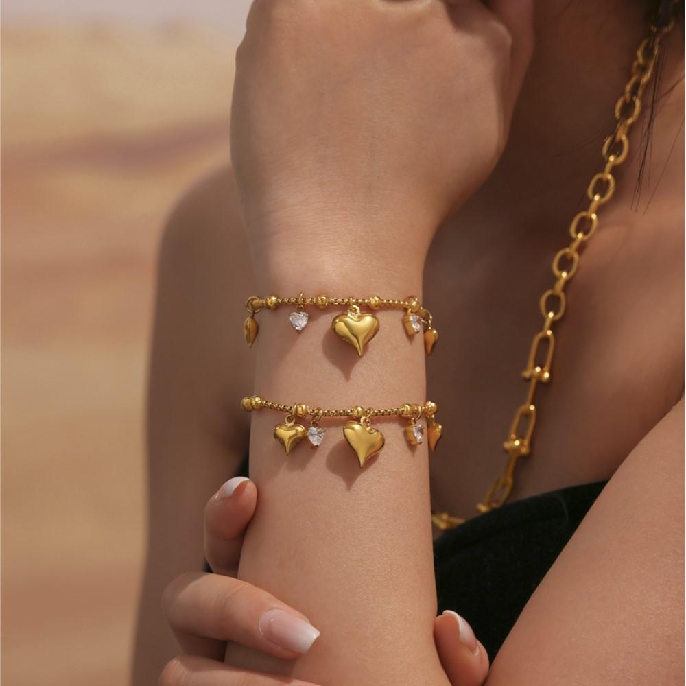 Süßes Kettenarmband aus Edelstahl 18 Karat vergoldet mit mehreren glänzenden Zirkonia und Herzanhänger Charms Armbänder für Frauen