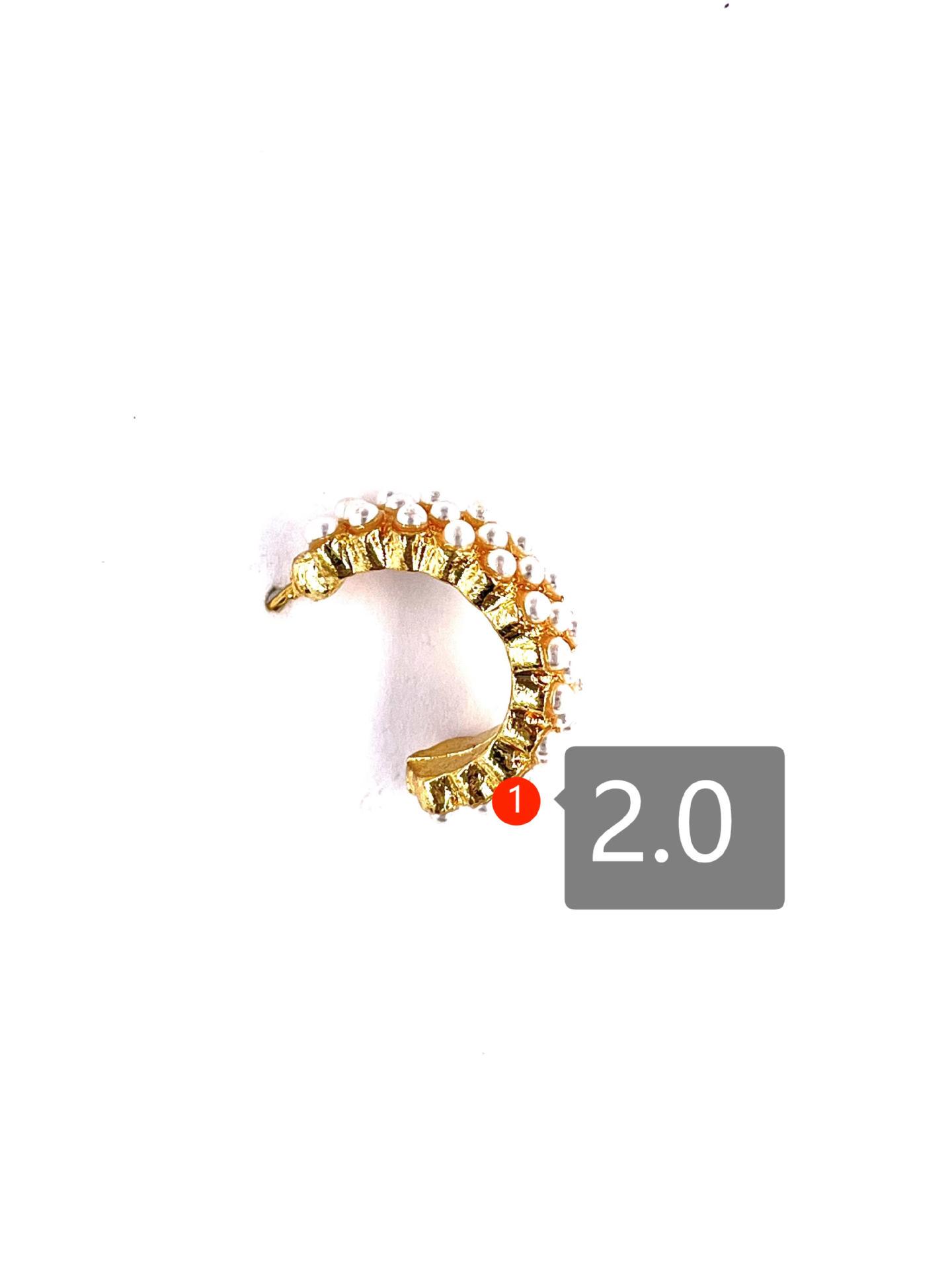 

Vintage-Inspired Pearl Stud Earrings with Creative Cross-Border Design золотой