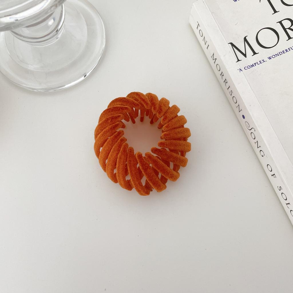 Beautifully Plastic Crafted Hair Claw Clips With Elegant Shapes And Vibrant Colors For Every Hairstyle Needs