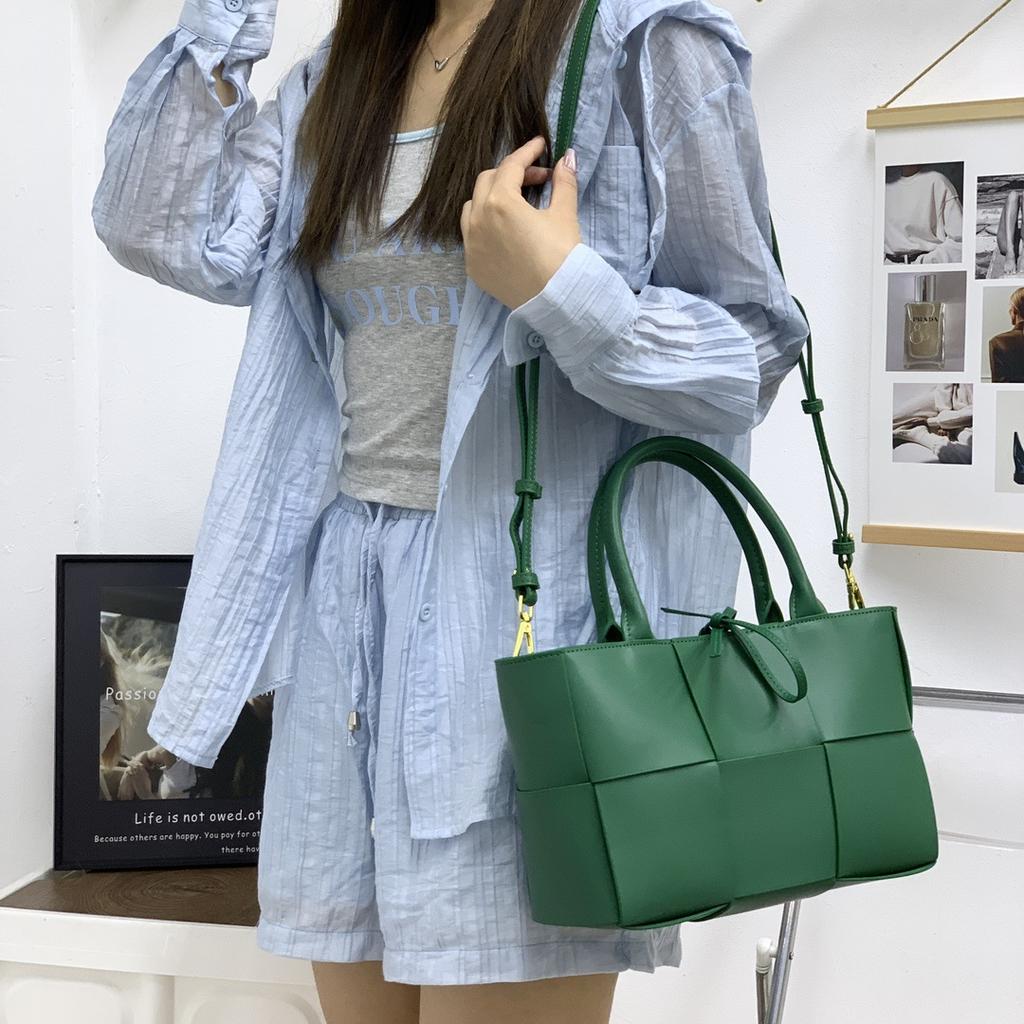 Cross-border hot-selling 28CM cowhide woven portable tote bag, genuine leather handbag, commuting versatile single shoulder messenger women's bag