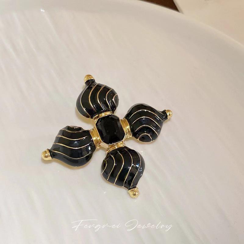 Exquisite Retro European & American Style Brooch: Unique Vintage Fashion Pin for Women - Elegant Oil Drop Design.