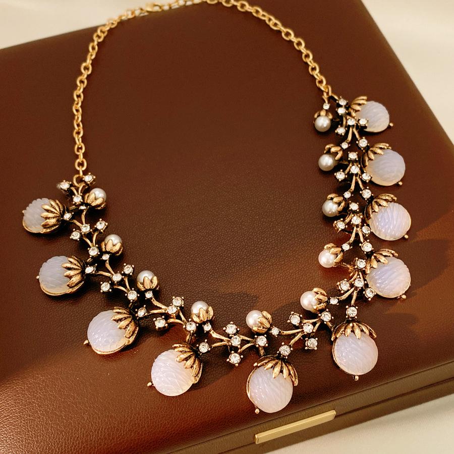 Элегантное и утонченное колье на ключицы в винтажном стиле necklace белый/золотой