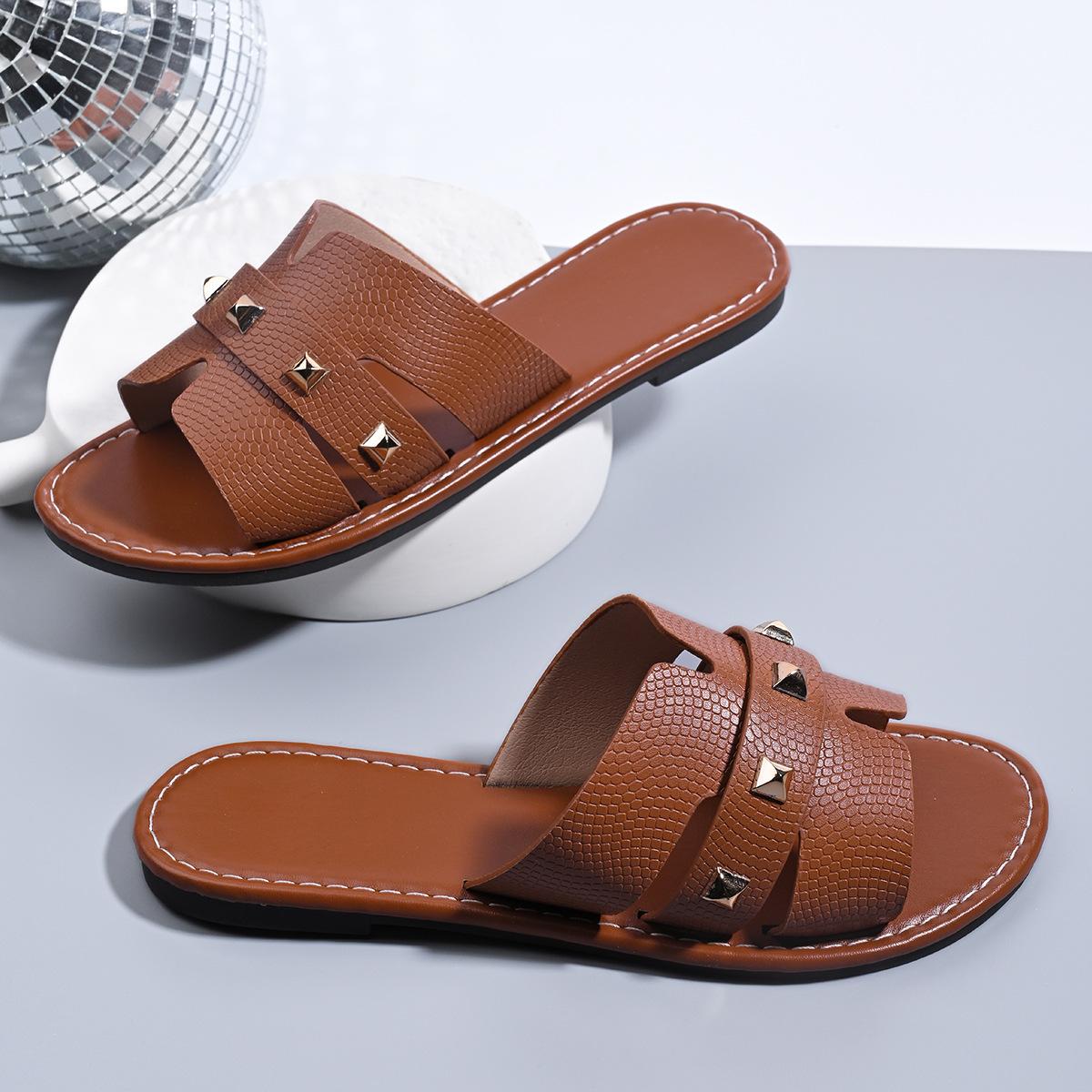 

Женские сандалии One Word Flat с открытым носком - модные однотонные повседневные тапочки с заклепками и одним ремешком 43 коричневый