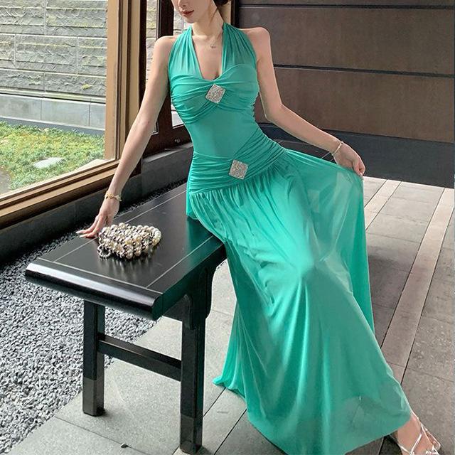 French neck close waist and thin V-neck seaside vacation dress, sexy pure desire style long high-end waist pinch skirt