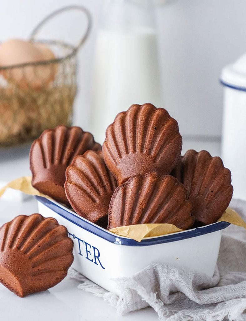 CHEFMADE Shell-Shaped Valentine's Day Madeleine Mold, 12 Cavities (Thin Shell Shape)