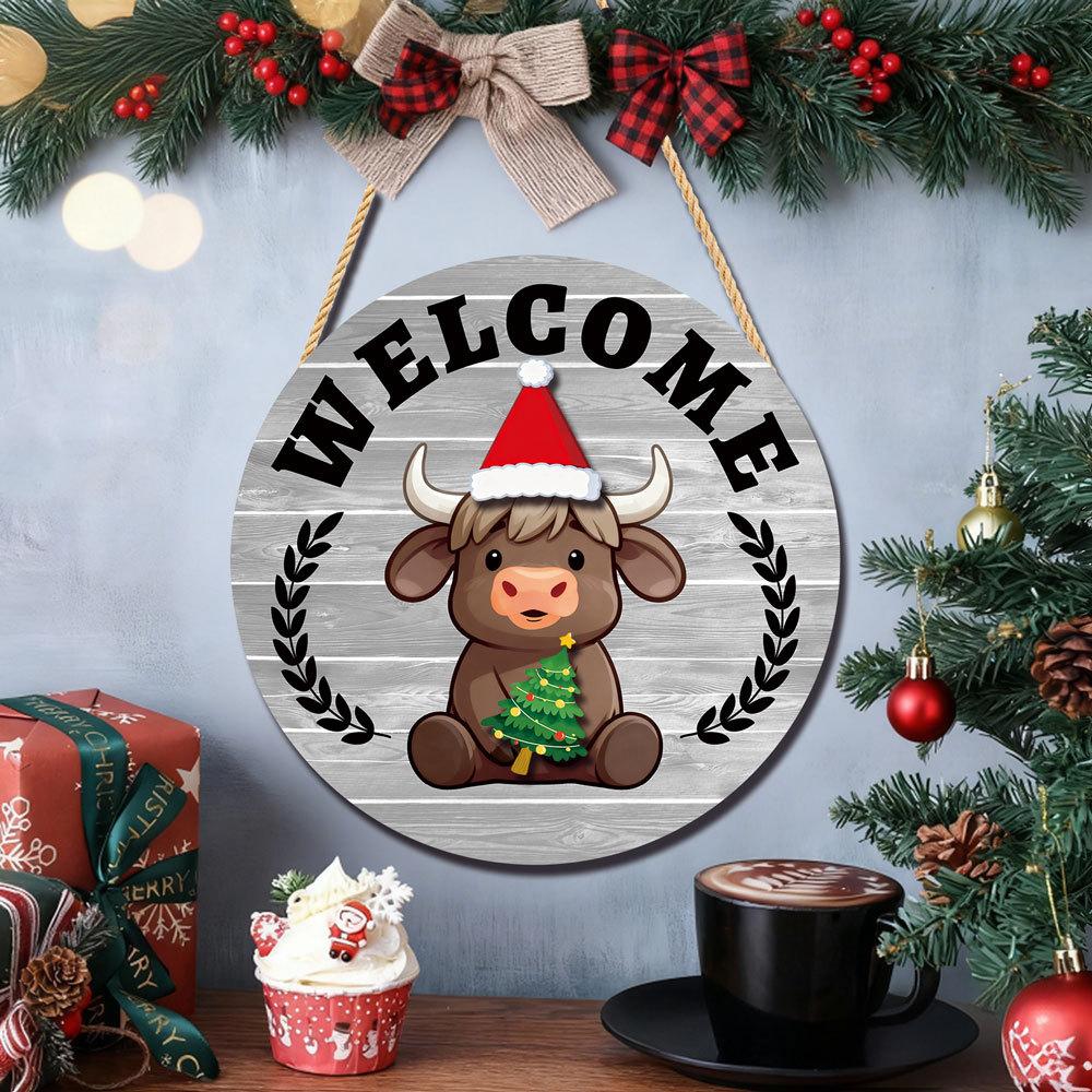 Interchangeable Upland Cow Welcome Sign with 35 Accessories Wooden Seasonal Decor for Home Hanging Wall Decoration