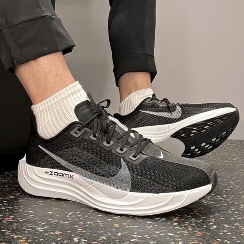 Nike Men's Pegasus Plus Running Shoes