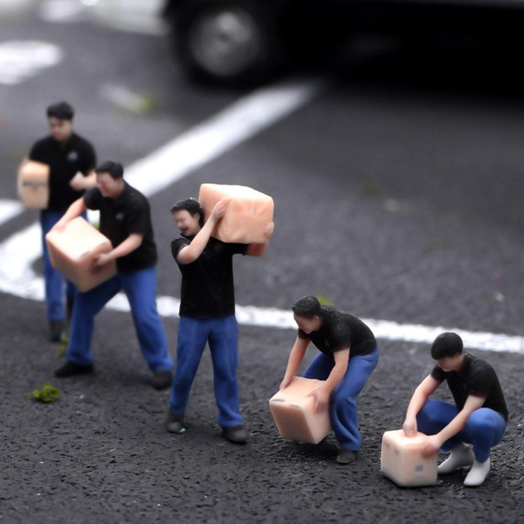 1:64 Courier Figures Miniature Durability Decorative Ornament Mini Collection Models Resin Scene
