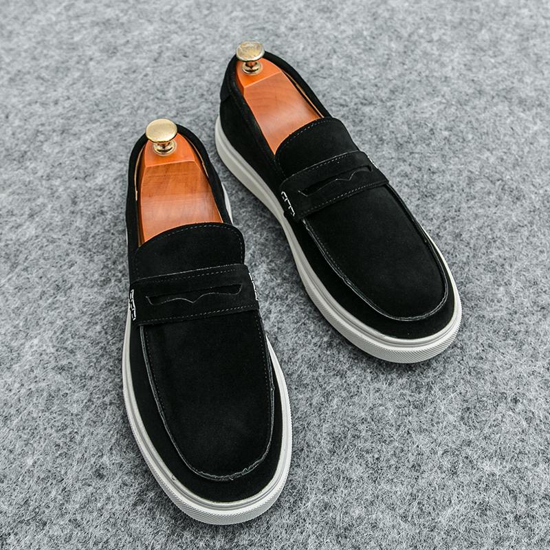 Móda Nové semišové kožené mokasíny Pánské Měkká podrážka Pohodlné Bílá podrážka Ležérní boty Britský styl Klasické mokasíny Značkové Boty pro řidiče
