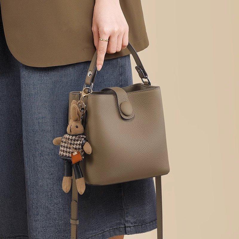 

Live broadcast European and American autumn and winter wind bags women s 2025 new trend niche messenger bags versatile fashion handbags хаки