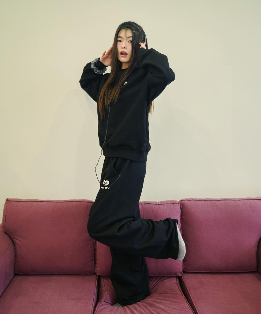 Mihebeu [Unisex] Stitch Classic Logo Sweatpants Black