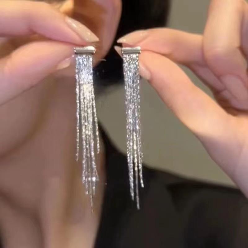 High-End Heart Tassel Earrings: Slimming, Long Dangle for Round Faces - Luxurious and Niche Design