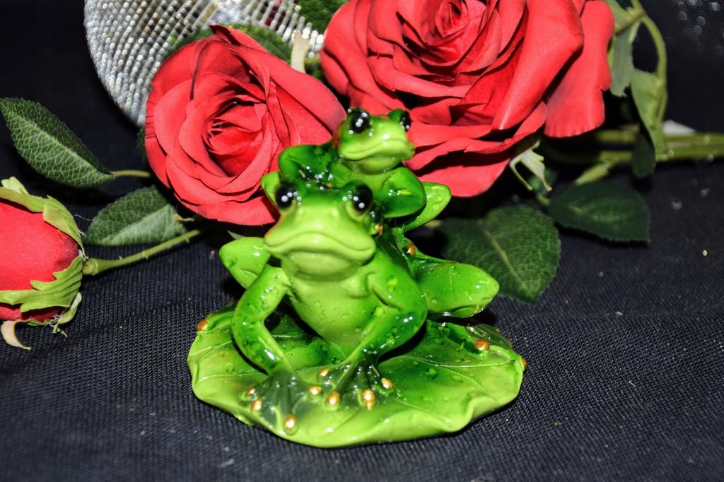 Figurine of Two Frogs On a Leaf 9.5x10.5x11