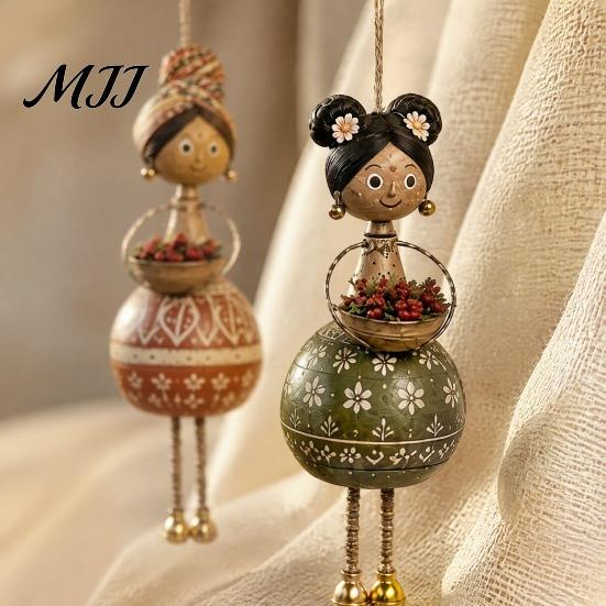 Decorazione Artistica da Interno ed Esterno Mano?Ornamento Appeso Bambola Etnica Dipinta, Ciondolo Stile Popolare con Campanella e Cesto, Statuetta Rustica Fantasiosa per la Casa Boho