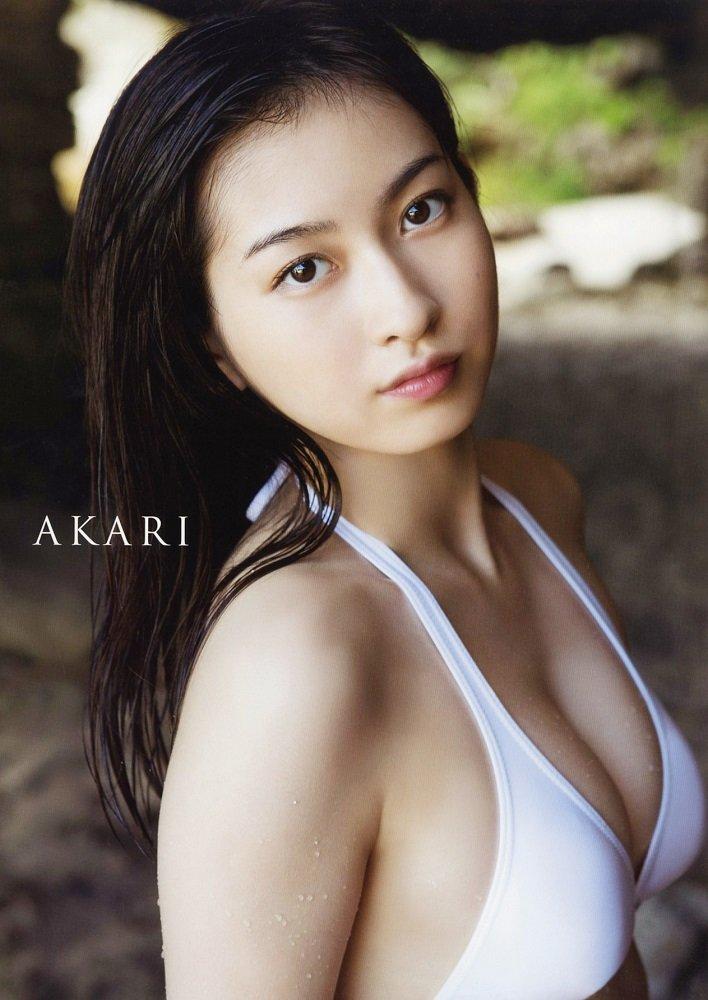 [Amazon.co.jp Exclusive] Akari Uemura's First Photobook "AKARI" Amazon Exclusive Cover Ver.