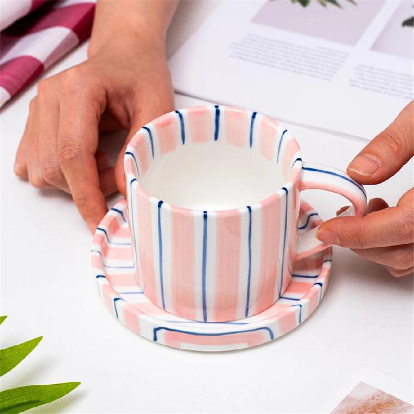 Juego minimalista de taza y plato dibujado a mano a rayas, taza de cerámica para café con leche, 280 ml/9,5 oz taza de café para té de la tarde, bebida doméstica