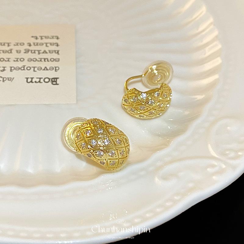 

Light luxury explosive diamond pattern c-type ear clips without ear holes, female mosquito coil disc copper-plated zircon stud earrings