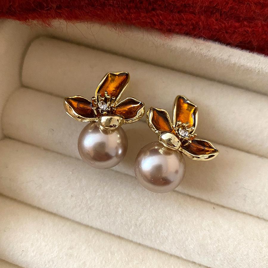

Silver Needle Oil Drop Petal Earrings: Luxurious Autumn/Winter Studs with Versatile, Unique Design