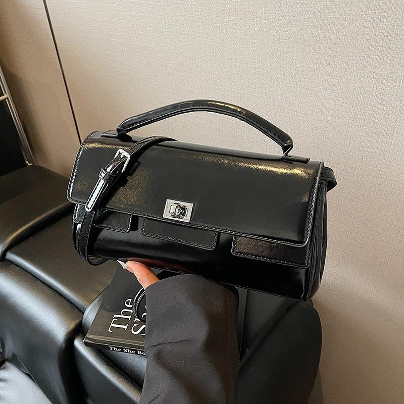 Large capacity bag women's summer new fashion niche design shoulder messenger bag portable work commuter bag