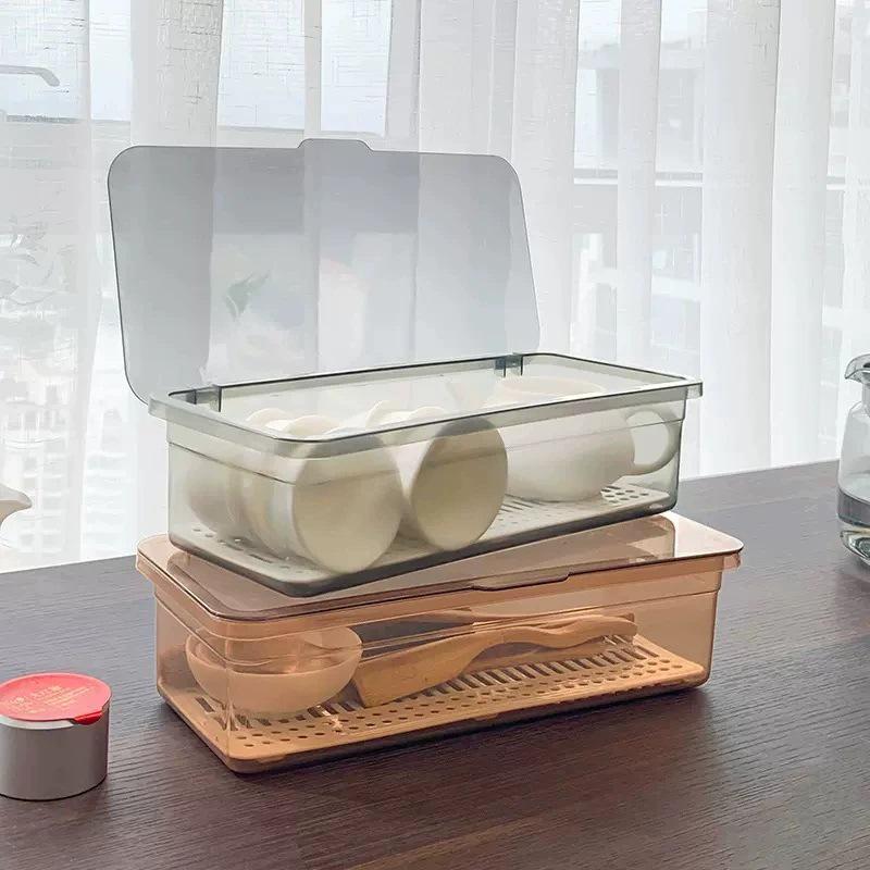 Staubdichte transparente Küchenaufbewahrungsbox mit Deckel: Teeservice, Geschirr, Schale und Stäbchenhalter mit Abtropfgestell.