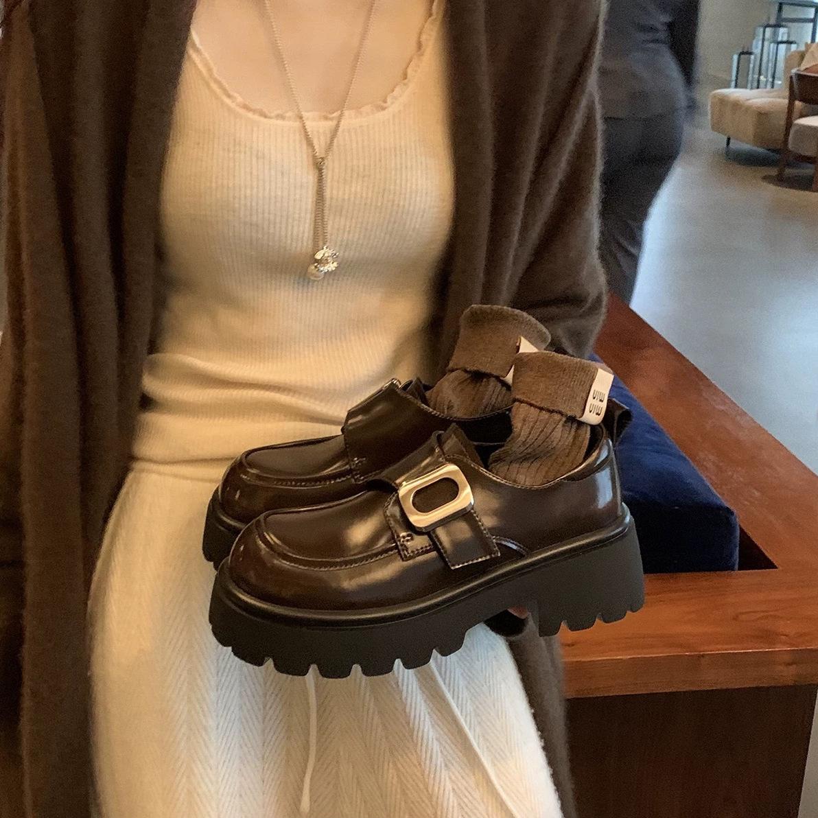 

Версия из овчины~ Лоферы на платформе с толстым каблуком-маффином в академическом стиле с квадратной пряжкой, ленивые, на одной педали, из маленькой кожи, туфли из натуральной кожи 40