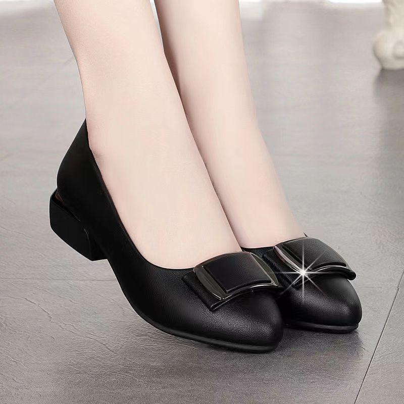 

2024 осень новые женские туфли с круглым носком и неглубоким горлом среднего возраста кожаные туфли для матерей на плоской подошве из мягкой кожи удобные женские туфли среднего возраста 40 чёрный