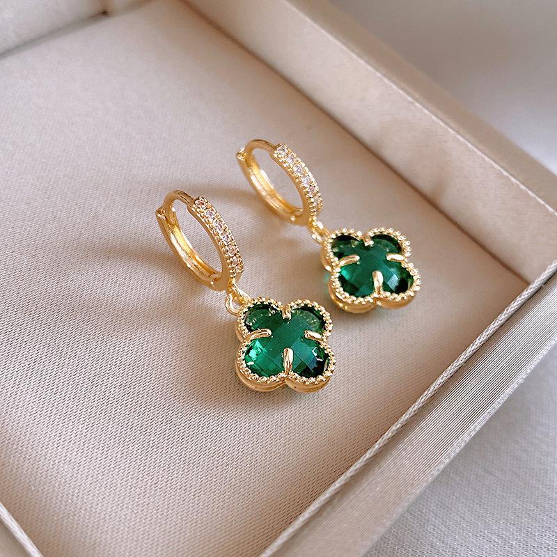 Silvernål Zirkon Utskurna Blomörhängen - Utsökta High-End Stiftörhängen med Känsla för Mode.