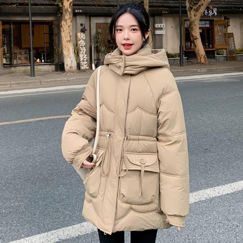 

Пальто-пуховик средней длины с плиссированной талией, большим карманом и капюшоном для женщин, новый стиль зимы 2025, верхняя одежда из хлопка XL хаки