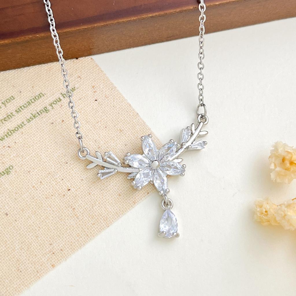 New Style Small Flower-shaped Drop Necklace for Women, V-shaped Neck Chain, Exquisite and High-end Accessory
