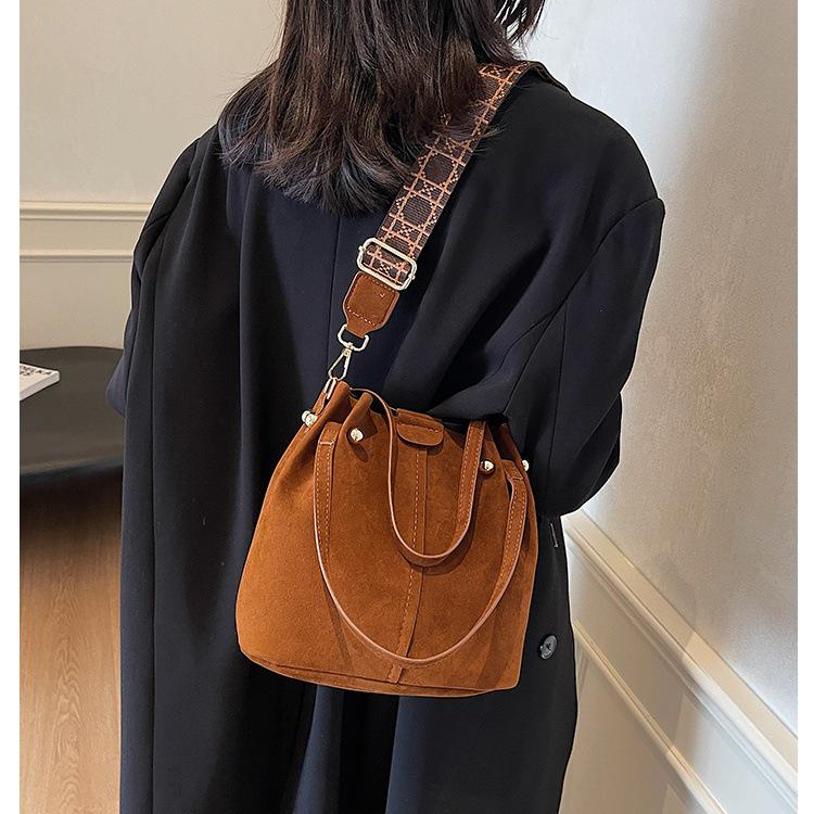 Bolso Bucket Versátil Coreano de Alta Gama, Edición Primavera/Verano 2024: Bolso de Mano para Mujer Bandolera de Hombro Único con Correa Ancha