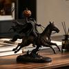 Harz-Handwerk im Vintage-Stil, beleuchtete kopflose Reiterstatue, leuchtendes Reitpferd, warme saisonale Gothic-Dekorationen, leuchtende LED-Kürbiskopf-Skulptur