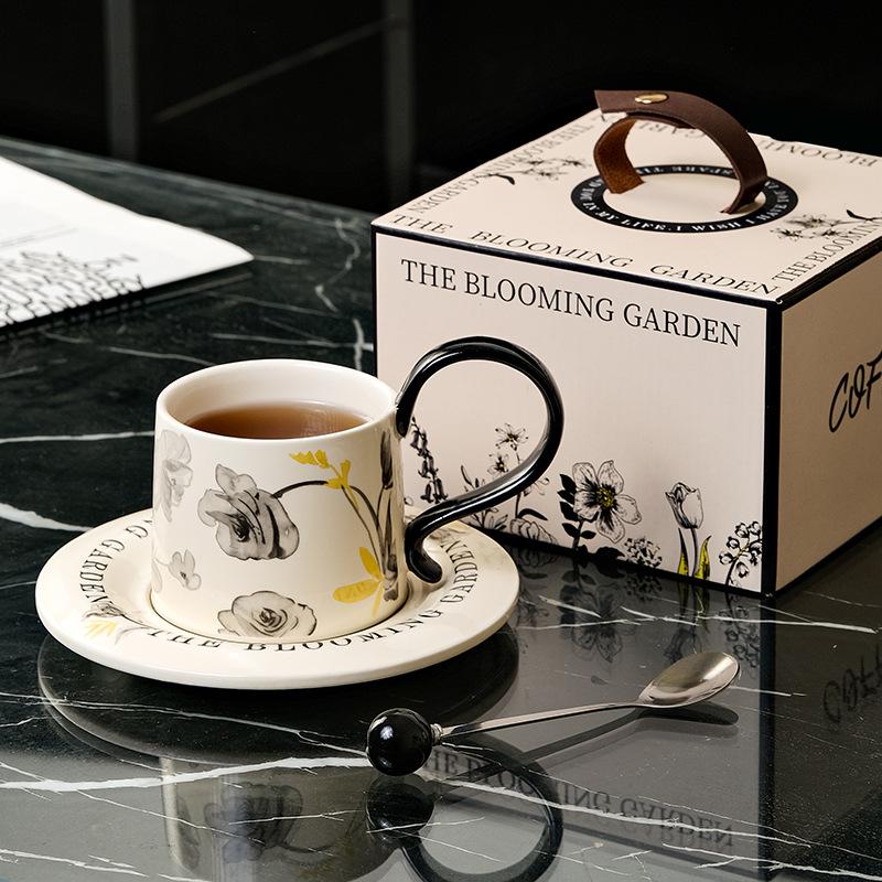 Luksusowy Zestaw Retro Ceramicznej Filiżanki do Kawy i Spodka na Popołudniową Herbatę - Eleganckie Pudełko Prezentowe w Zestawie