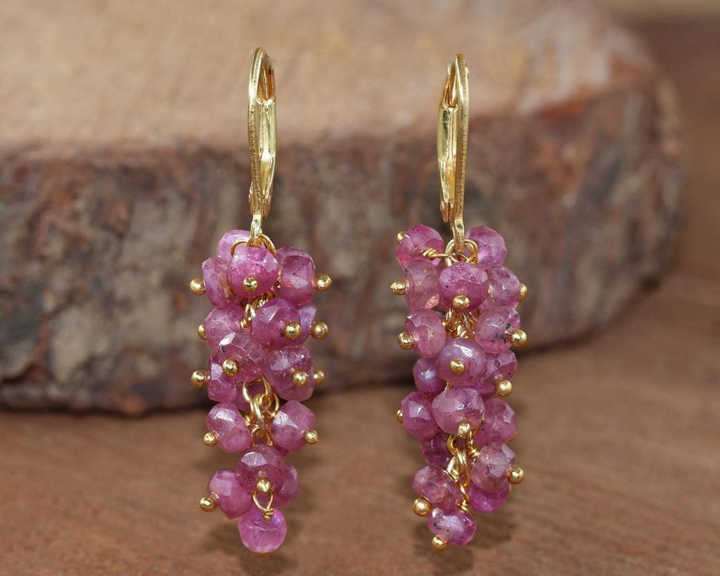 Natürlicher Rosa Rubin Perlen Cluster Ohrring, Echter Rubin Perlen Goldohrring, Juli Geburtsstein Schmuck, Zarte Rubinohrringe, Geschenk für Sie
