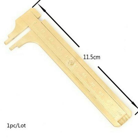 DIY-Schmuck-Werkzeugset: Spitzzange, Schere, Materialien für handgefertigte Ohrringe.