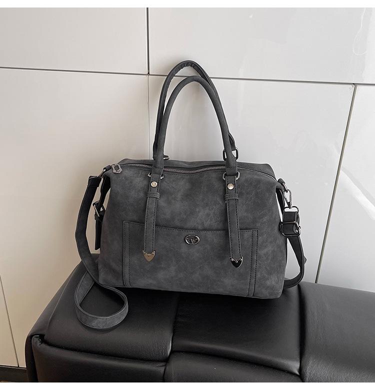 

Трендовая женская сумка-тоут женская весенне-летняя новая модная вместительная сумка-тоут высококлассная сумка на плечо чёрный