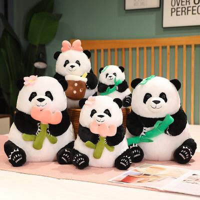 Niedliches sitzendes Panda-Plüschtier, das Bambus hält, Milchtee trinkt, Panda-Puppe, die Blumen hält, Panda als Geschenk für Kinder