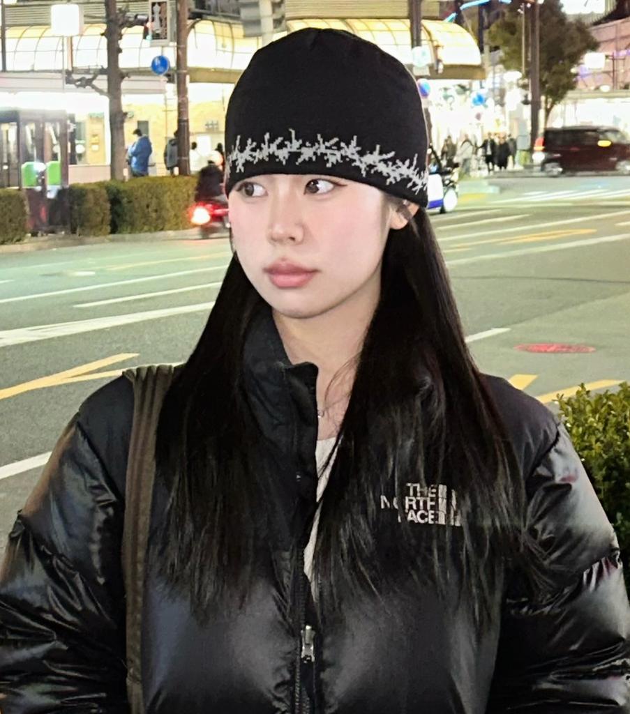 Deuneiji Jacquard Thorn Logo Beanie Black 0012