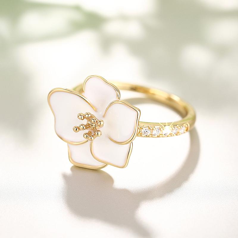Aesthetic White Flower Rings for Women Graceful Wedding Band Delicate Finger Jewelry with Shiny Zirconia Chic Accessories
