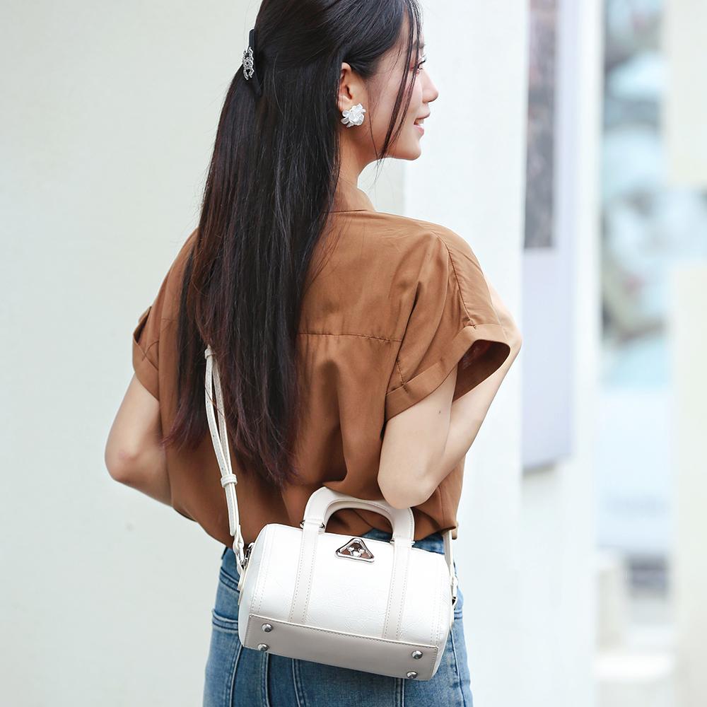 

New Disney Mickey Series PU Underarm One Shoulder Handbag Women s BMK-71611W 20.6*10.9*14.0CM