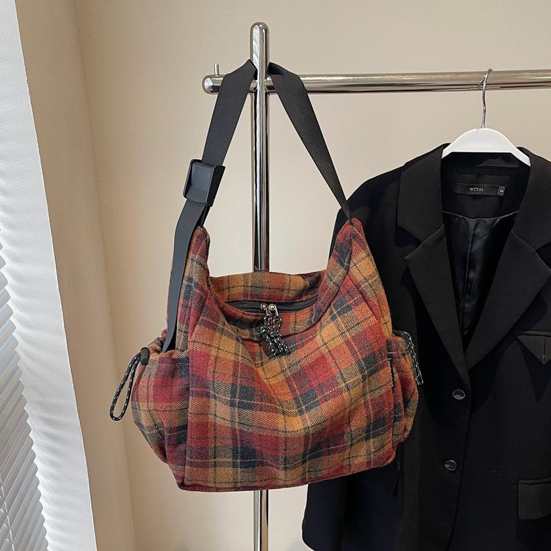 2025 Autumn and Winter Large-capacity Retro Underarm Bag Casual Fashion Simple Retro Class Plaid Niche Tote Bag