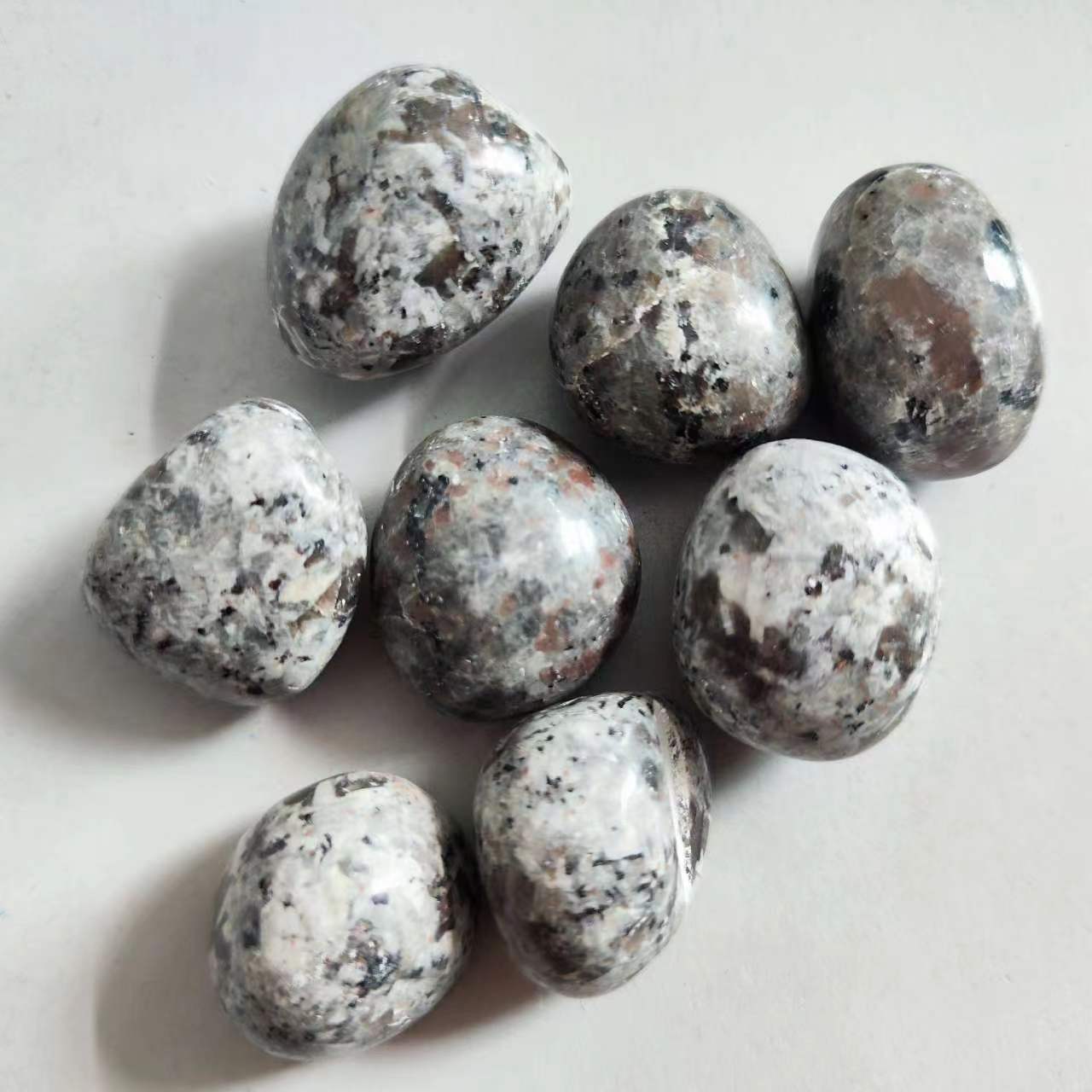 

Натуральный камень, яркий огненный камень Yooperlites, светящийся под УФ-полировкой, камень, огненный камень, флуоресцентный содалит, камень для украшения дома Polished Stone