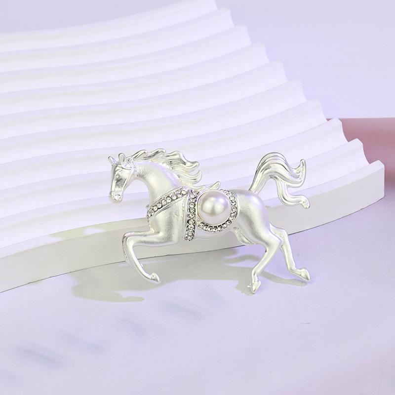 Alloy Light Luxury Court Style Horse Brooch - Unique Animal Design Pin Accessory