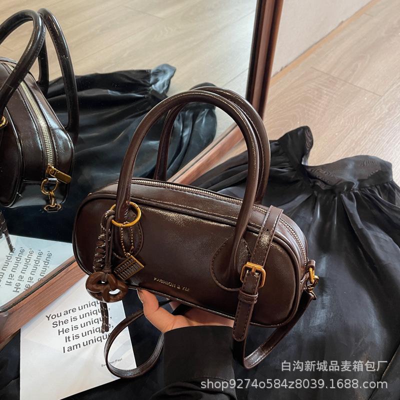

2025 autumn and winter new retro trend single shoulder bag feeling messenger bag versatile feeling handbag bowling bag women темно-коричневого кольору