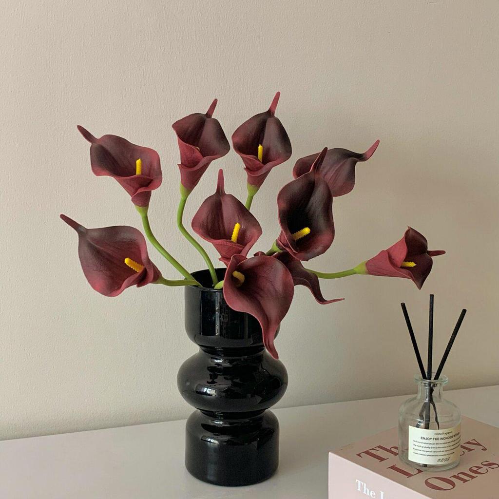 Elegant Calla Lily Faux Flower with Black Glass Vase for Living Room Decor