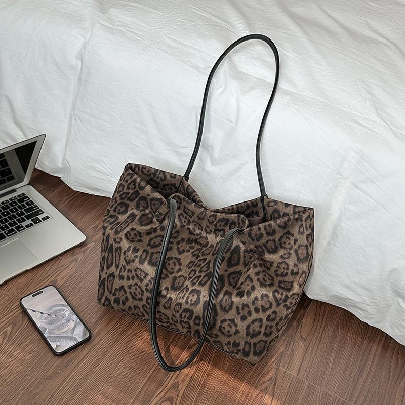 Large-capacity Spring Trendy and Simple Style Business Casual Crossbody Bag on One Shoulder