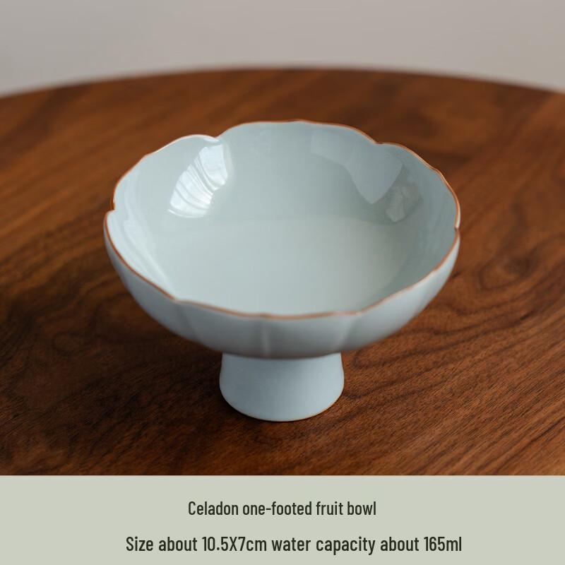 Керамическая фруктовница на высокой ножке с красным точечным узором