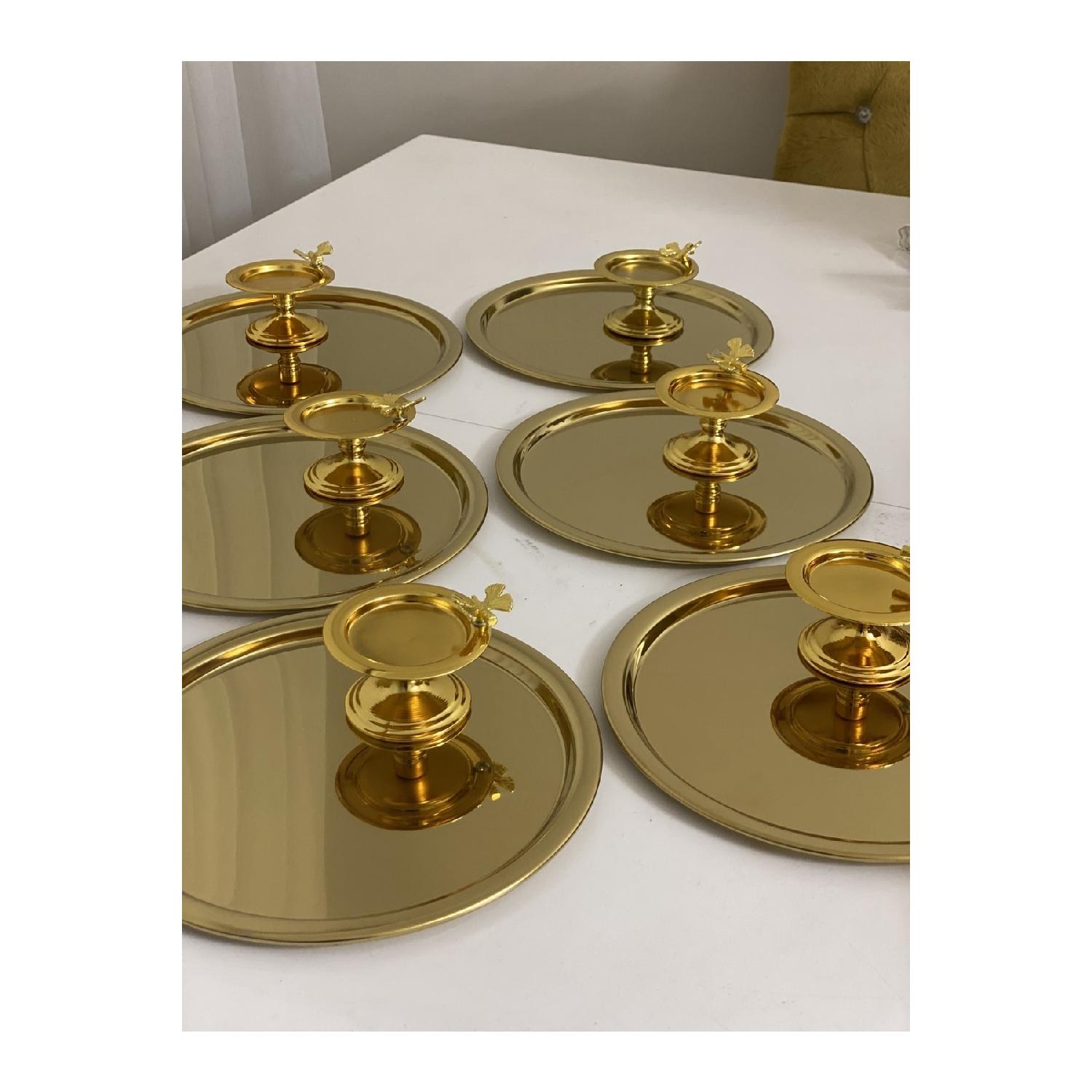 

2 разные модели: круглый золотой поднос для презентации из 6 предметов и золотой держатель для макарон в форме бабочки из 6 предметов