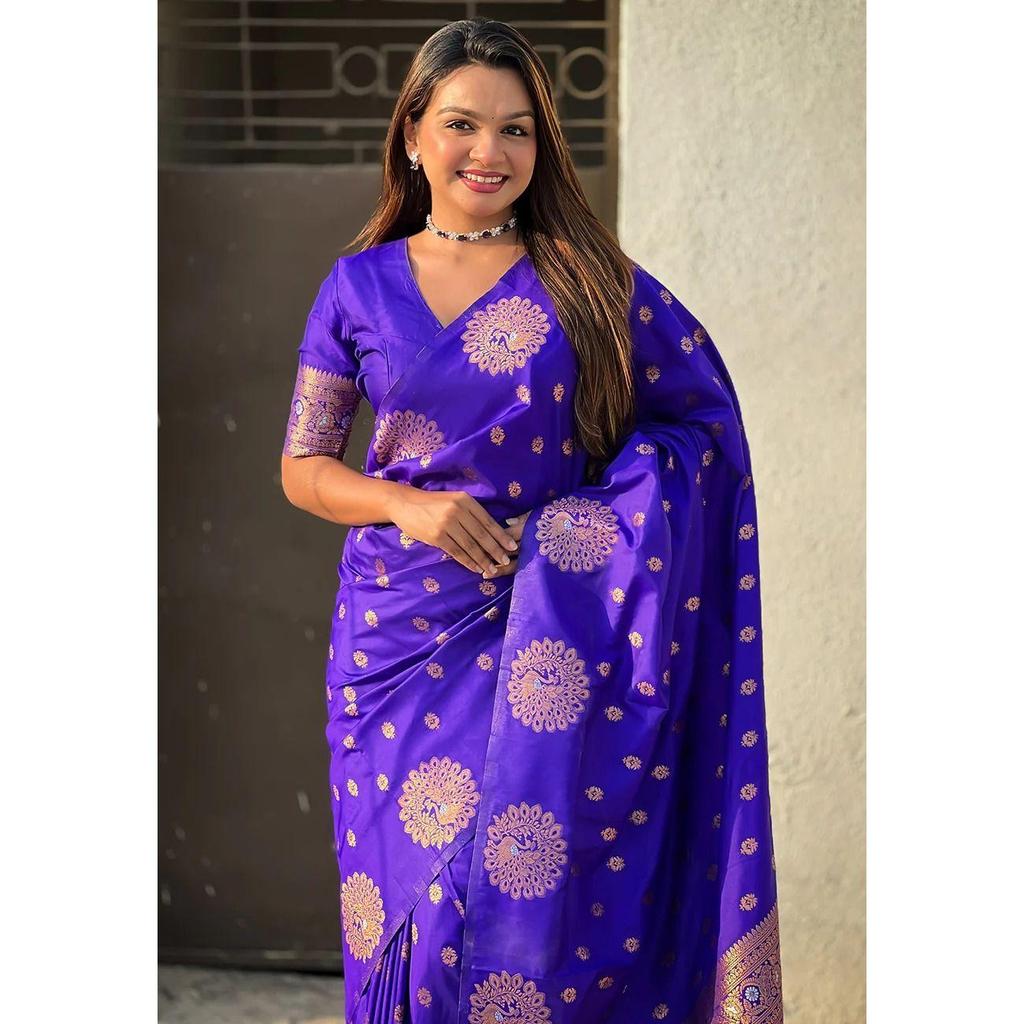 Krásné sárí je elegantně zdobeno nádhernou jednobarevnou žakárovou vazbou, která dodává outfitu dokonalý vzhled.